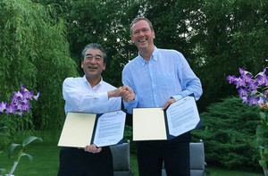 广濑石井和德社长Kazunori Ishii(左）和浩亭首席执行官洪斐立(Philip Harting)展望未来合作。