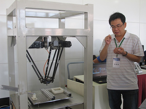 工研院于「奈米技术国际论坛暨产品展示会」展示将奈米技术导入自动化工业领域，将机器手臂效能再提升。