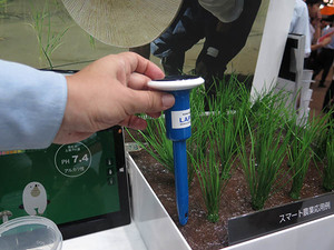 日本半导体大厂ROHM展现其在智慧农业系统上的新技术，只要简单的动作便能感测土壤资讯，未来还可应用在多个方面。