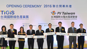 副總統陳建仁(中)蒞臨開幕典禮，致詞強調政府堅持永續能源政策，以達成台灣2025年非核家園的目標。