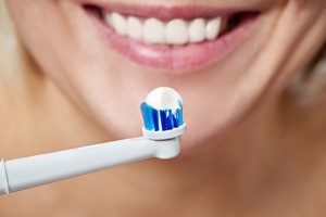 意法半导体的运动感测器和控制晶片内建于牙刷中，可帮助使用者建立更健康的刷牙习惯。 (source:Digital Trends)