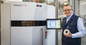 igus 产品经理 Tom Krause表示，使用igus新的SLS列印机，在很短时间内就可以制造出复杂的耐磨零件。 （来源：igus GmbH）