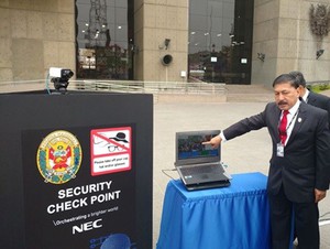 NEC提供「NeoFace Watch」軟體與秘魯國家警察綜合對策本部長Carlos Samuel TUSE LLOCLLA。