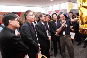 国研院太空中心人员向科技部杨弘敦部长(中)和其他贵宾介绍福卫五号。