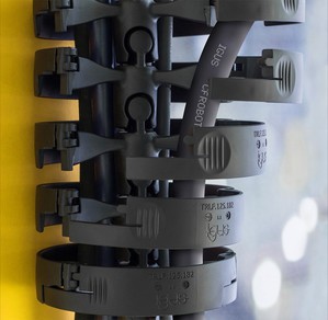 即使安裝在機械手臂上，triflex TRLF仍可以隨時簡單快速的開啟。這樣就能很快完成電纜的更換或裝填。（source：igus GmbH）