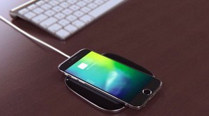 苹果的名字悄悄出现在WPC的网站上，外界纷纷猜测新款iPhone有望将加入无线充电功能。