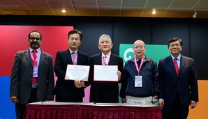 在張景森政委(右2)、李世光部長(右1)和ICLEI副秘書長Emani Kumar(左1)見證下，TCA和ICLEI東亞地區高雄環境永續發展能力中心簽署MOU。
