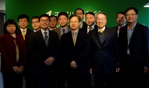亚矽物联网大联盟荣誉主席施振荣(右二)与亚洲矽谷计划执行中心执行长龚明鑫(右三)与八大领域召集人共同合影队。