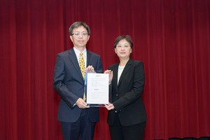 上银科技由吴俊良协理代表受奖(图左)；工业局林碧郁组长为颁奖人。