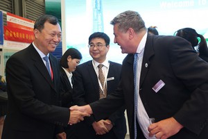贺利氏太阳能总裁李海德Andreas Liebheit（右）向客户代表（左）介绍创新银浆产品。