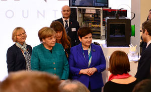 德国总理梅克尔(Angela Dorothea Merkel)与波兰总理席多(Prezes Rady Ministrow)一同听取业者的产品简介。