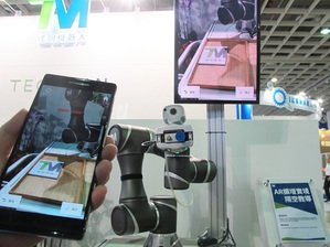 达明机器人在机器人展中揭露研究中的前瞻技术，将TM5结合AR应用，将机器手臂教导方式简单、灵活化。