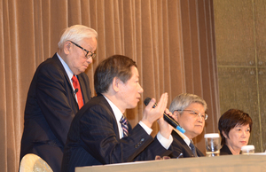2014年一月16日，台积电的第四季法人说明会，张忠谋首次领着两位共同执行长刘德音与魏哲家与财务长何丽梅一同出席。