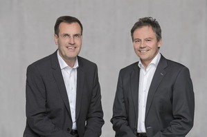 欧司朗照明公司特种照明业务单元首席执行官 Hans-Joachim Schwabe（右），和大陆集团车身与安全业务单元负责人 Andreas Wolf（左）