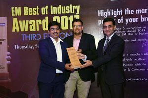 印度销售经理Bharat Kapoor（左）、印度和南非现场应用经理Navneet Vinaik（中）接受EM行业最隹奖的“最隹电路保护元件奖”。