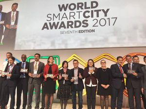 台北市路燈實證計畫獲「World Smart City Awards 2017」入圍專案?項，資訊局陳慧敏主任秘書(圖左6)、中華系統整合代表(圖左7)上台領獎。