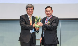 中华民国科技管理学会理事长吴思华(左)颁赠「科技管理奖」予卢志远总经理