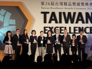 第26屆台灣精品金質獎的參選產品有77%屬於政府推動的五大產業創新，可看出產業創新的動能無限，圖為得獎廠商合影。(攝影/陳復霞)