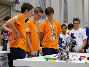 Robo TV隊以自己製作和程式設計的機器人參加了世界機器人奧林匹克大賽，其任務是：用樂高積木建造風力發電機。（來源：Robo TV）