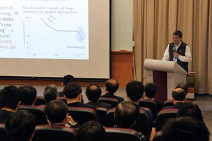 人工智慧学校校长孔祥重於论坛中分享人工智慧技术应用於台湾制造业的案例与经验。
