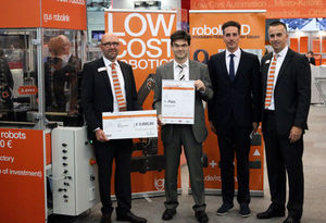 MLC-Engineering的Michael Lamber（左起第2）凭藉将robolink与光学测量技术相结合的创意在Motek上荣获一等奖。（来源：igus GmbH）