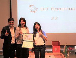 艾訊業務行銷處副總林若男與策略事業發展部副總王長青獲「DIT Robotics」團隊致贈感謝狀。