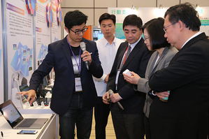 总统与NextDrive执行长颜哲渊於亚洲矽谷畅谈台湾能源应用。