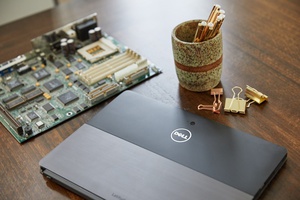 戴尔封闭式循环回收技术应用至黄金，将电子垃圾中的黄金回收升级并使用至Dell Latitude 5285二合一笔记型电脑中的新主机板中。