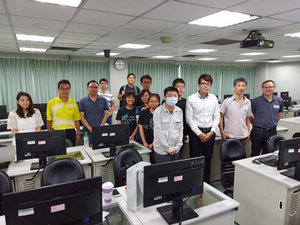 台北市立大学师生与讲师於云端服务资料应用教育训练课後合影。