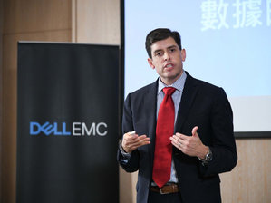 Dell EMC全球产品布局资深??总裁Travis Vigil。