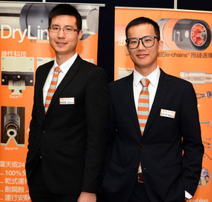 营业技术工程师暨机械手臂产品专员翁石宇(右)与新产品事业部产品专员林政霖(左)