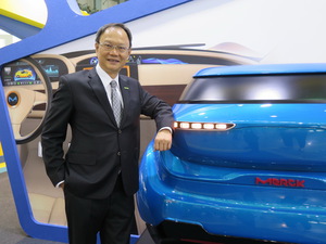 台灣區默克集團董事長謝志宏，展示默克應用於汽車上的顯示與珠光顏料技術。