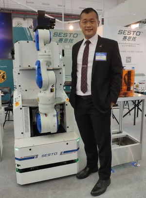 赛思托机器人公司执行长Michael Leong，与智能移动机器人IMR