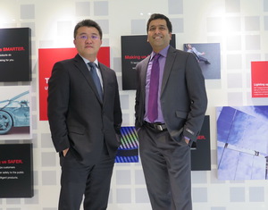 德州仪器隔离系列产品市场经理Neel Seshan(右)，与半导体行销与应用经理林家贤(左)
