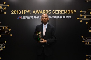 戴爾台灣研發中心董事總經理暨電腦研發部副總裁Kefetew Selassie接受「綠色系統夥伴獎」
