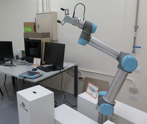 协作型机器人在许多场合已经越来越常见。图为南科自造中心所设置的协作型机器人。