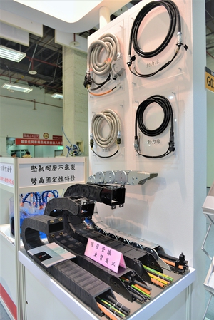 台湾工业配管知名品牌厂商「SINZ」欣军企业公司成立超过30年来，也始终致力於开发工具机与产业机械专用的电路管线零组件，来满足业界需求。