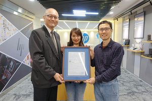 台灣德國萊因劉化傳董事總經理 (左一) 將低藍光認證授予 HP 個人系統事業群丁怡君副總經理 (中) 與 HP全球供應鏈營運處李紀儒副總經理（右）