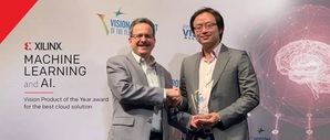 賽靈思AI、軟體暨產業生態系產品行銷總監Nick Ni(右)從嵌入式視覺聯盟創辨人Jeff Bier(左)手中接下年度最佳視覺產品獎
