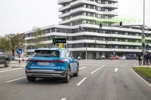 Audi 的 GLOSA (Green Light Optimized Speed Advisory) 绿灯速度优化系统，加速「绿色浪潮(green wave)」的实现。