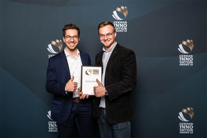 产品经理Maximilian Rohrer（左）和技术编辑Jonas Diekmann对获奖感到欣慰。