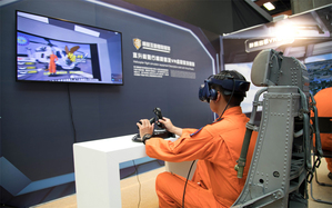 台北國際航太暨國防展工業展於今(15)日起至8月17日登場，資策會與海軍反潛航空大隊合作開發並設置反潛直升機VR模擬飛行體驗區。