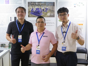 安驰科技技术应用工程部经理高富华(中)，与技术支援团队