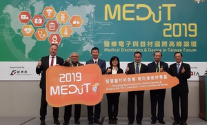 「2019医疗电子与器材国际高峰论坛,MEDiT)」与会贵宾合影，以期透过论坛交流促成合作抢进医疗照护供应链，创造新南向商机。(摄影/陈复霞)