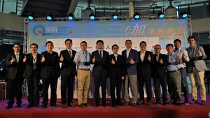 科技部次长许有进(左6)及中科管理局局长许茂新(右7)共同见证中台湾加速器联盟成立。