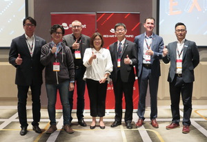 紅帽亞太區企業銷售團隊和全球系統整合團隊副總裁Phil Andrews(左三)，與台灣、香港與澳門區總經理文志鋒(左一)