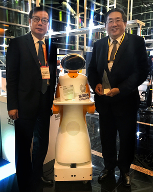 東元智慧送餐服務機器人獲得銀質獎殊榮，由連昭志總經理(右)與自動化暨智能系統事業部林勝泉協理(左)出席領獎