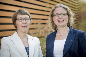 吉塞拉·艾柯夫（Gisela Eickhoff）（左）和烏爾麗克·厄普邁耶（Ulrike Upmeyer）慶祝獲得該獎項。