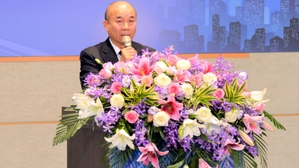 台湾机械工业公会理事长柯拔希吁请央行顺应全球潮流，年後让新台币适度贬值，以利业者接单。