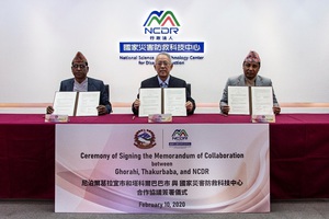 災防科技中心陳宏宇主任（中）與尼泊爾葛拉宜市(Ghorahi) Narulal Chaudhary市長（左）與與塔科爾巴巴市(Thakurbaba) Ghan Narayan Shrestha市長（右），共同簽訂防災合作協議